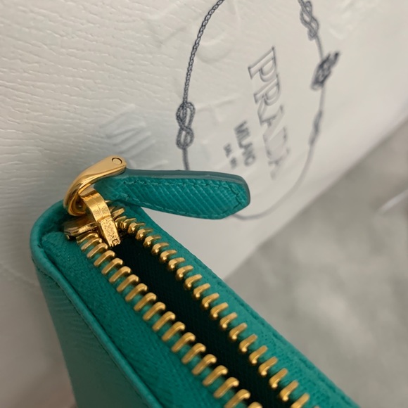 (Sold) Prada Around Wallet - Picture 4 of 6